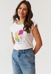 TATUUM AMANDA - Trükipildiga T-särk - white