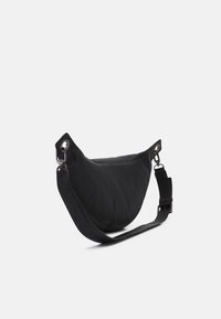 Borsa a spalla a forma di mezzaluna nera con tracolla regolabile e clip in metallo tono argento su uno sfondo bianco semplice.