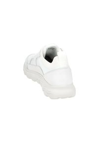 Sneaker bianco con una parte superiore liscia, suola flessibile e un pull tab in tessuto sul tallone. Caratterizzato da un design minimalista e senza logo visibile.