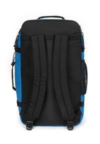 Blå och svart nylonryggsäck med vadderade axelremmar, nätfickor på sidorna och ett handtag på toppen. Har en slank, rektangulär design.