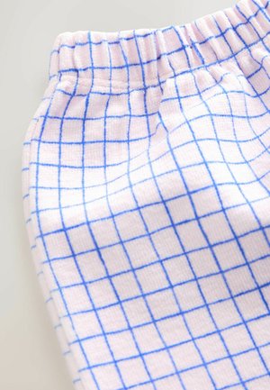 Różowy materiał o fakturowanej powierzchni z wzorem kratki utworzonej przez niebieskie linie. Talia posiada elastyczną gumkę dla wygody.