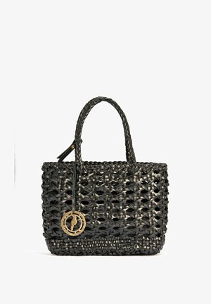 Czarna pleciona torebka wykonana z włókien syntetycznych, z podwójnymi uchwytami. Posiada okrąły złoty brelok oraz misterną fakturę na całej powierzchni.