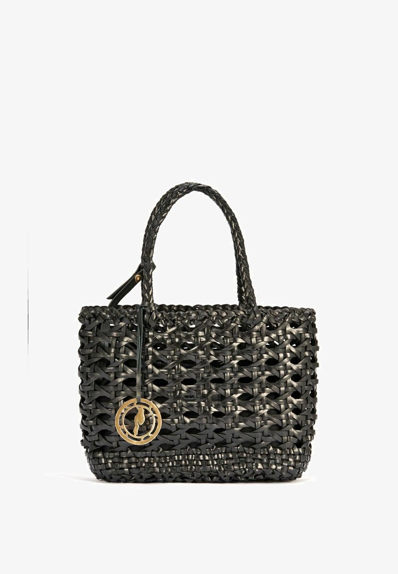 Czarna pleciona torebka wykonana z włókien syntetycznych, z podwójnymi uchwytami. Posiada okrąły złoty brelok oraz misterną fakturę na całej powierzchni.