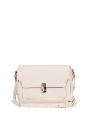 Beżowa skórzana torba na ramię z zatrzaskiem w kolorze złota, przednią klapą i regulowanym paskiem z klamrą, na białym tle.