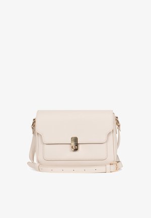 Beżowa skórzana torba na ramię z zatrzaskiem w kolorze złota, przednią klapą i regulowanym paskiem z klamrą, na białym tle.