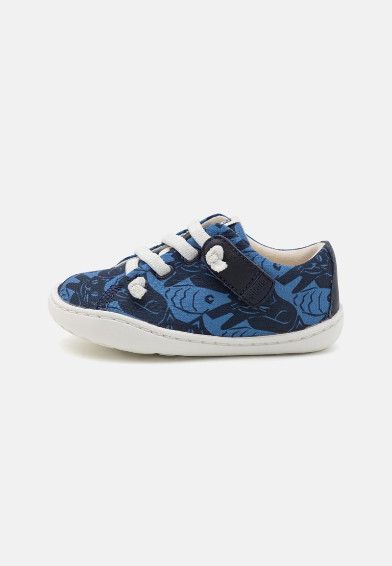 Scarpe da bambino in tela con motivo blu, lacci bianchi e strap in Velcro, dotate di una suola in gomma leggera e un dettagliato design di pesci.
