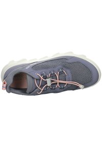 Scarpa da ginnastica grigia con tomaia in rete, dettagli rosa, sistema di allacciatura elastico e suola bianca testurizzata.