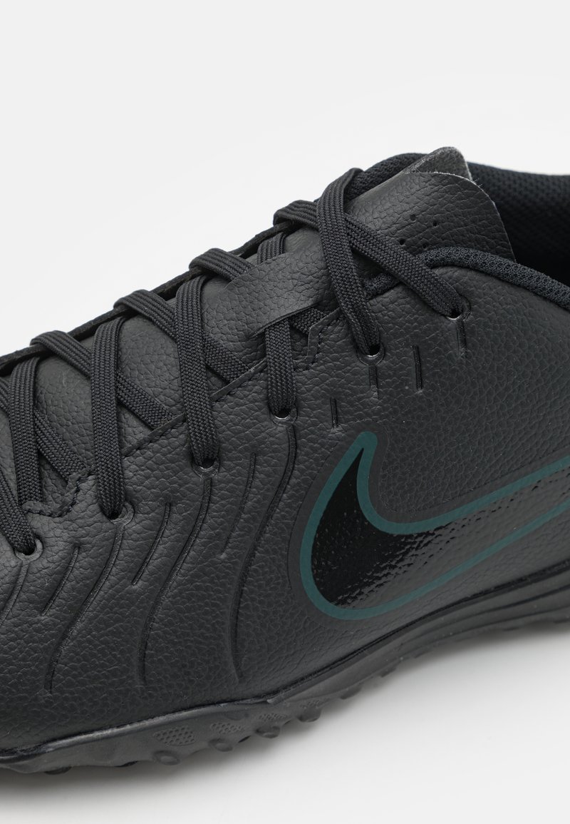 Schwarzer Sportschuh mit Obermaterial aus synthetischem Leder, tonalen Schnürsenkeln, strukturierten Seitenpanels und einem grünen Swoosh-Logo an der Außenseite.