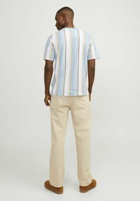 Jack & Jones PREMIUM ALL OVER RUNDHALS - T-shirt med print - dutch canal