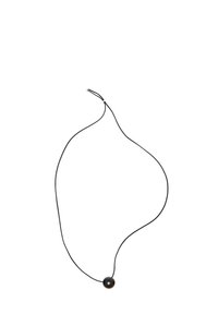 Collana con cordoncino nero e pendente singolo con perla rotonda scura, caratterizzata da una texture liscia e un design minimalista.