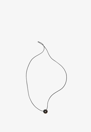 Collier à cordon noir avec un pendentif unique en perle ronde foncée, présentant une texture lisse et un design minimaliste.