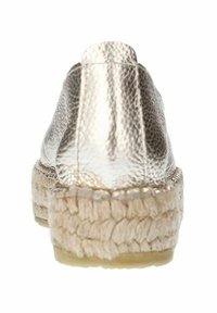 Metallisch zilveren espadrille met een gemêleerde bovenkant en jute touwzool. Rond gebogen achterzijde met een gladde afwerking en naturelgekleurde rand.