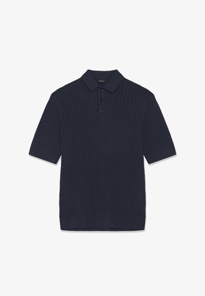 Granatowa koszulka polo z krótkim rękawem o fakturze swetra z warkoczowym splotem, z ściągaczami na mankietach, plisą zapinaną na guziki oraz płaskim kołnierzykiem.