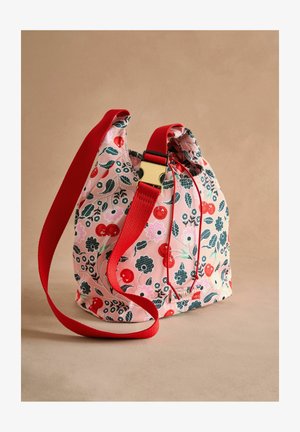 Sac închis cu șnur dintr-un material roz, cu modele florale și cireșe. Dispune de o curea ajustabilă roșie și o cataramă aurie pentru închidere.