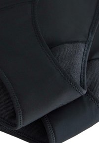 Černá látka z polyesteru a spandexu s hladkým povrchem, texturovanou zadní stranou a plochými švy v přiléhavém designu.