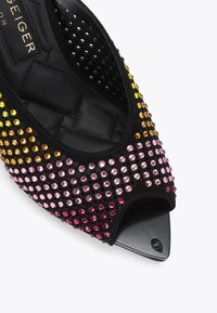Scarpa nera decorata con strass multicolori, presenta una punta affusolata e un design con retro aperto con rivestimento in tessuto texture.