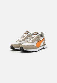 Sneakers bej și albe cu accente portocalii, material din suede și plasă, vârf rotund, talpă plată neagră și logo pe limba pantofului.
