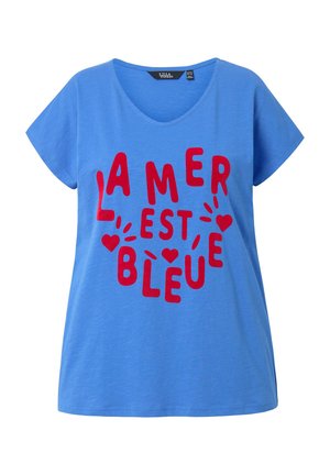 Jasnoniebieska bawełniana koszulka z krótkim rękawem i dekoltem w serek, z wyróżniającym się czerwonym napisem "LA MER EST BLEUE" oraz dekoracyjnymi sercami.