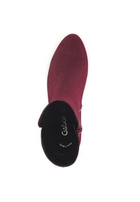 Bordeaux suède enkellaars met een ronde neus en een zijritsdetail; gladde textuur met een gevoerde binnenzool.