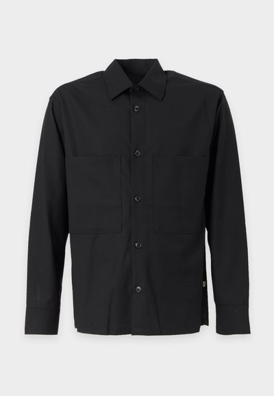 Chemise noire à manches longues avec boutons, deux poches poitrine et col classique sur fond blanc.