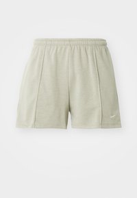 Světle šedé bavlněné šortky s elastickým pasem, postranními švy a malým bílým logem Nike na dolní levé přední straně.