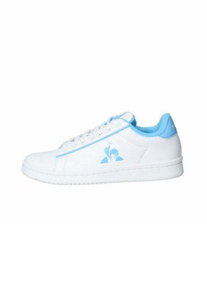 Sneaker bianca con accenti azzurri, dotata di tomaia in pelle liscia, punta rotonda, design con lacci e un logo sul lato. Suola testurizzata.