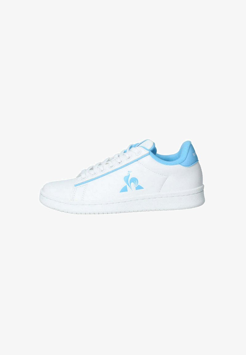 Sneaker bianca con accenti azzurri, dotata di tomaia in pelle liscia, punta rotonda, design con lacci e un logo sul lato. Suola testurizzata.