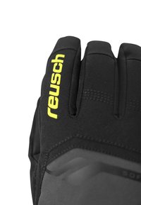 Schwarze Handschuhe mit einer strukturierten Oberfläche, die ein leuchtend gelbes "reusch"-Logo auf der Rückseite haben. Design mit drei Fingern und verstärkten Nähten.
