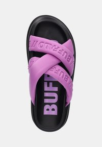 Lila korskorsbandssandaler med svart sula. "BUFFALO"-logotyp i fet lila på fotbädden. Tillverkade av mjukt, flexibelt material.
