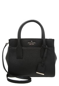 Borsa nera in pelle di Kate Spade con manici doppi, tracolla staccabile e logo frontale con etichetta pendente.