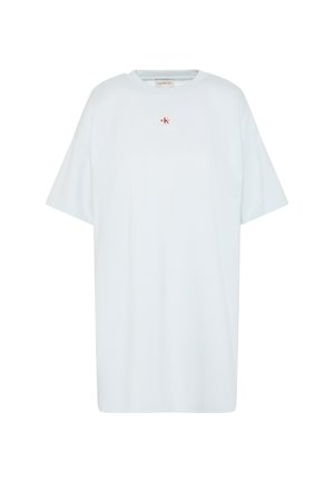 Hvit oversized T-skjorte med korte ermer og en liten Calvin Klein-logo-patch midt på brystet.