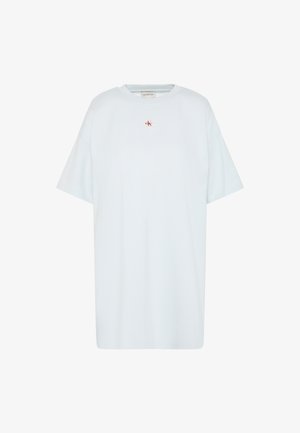 Hvit oversized T-skjorte med korte ermer og en liten Calvin Klein-logo-patch midt på brystet.