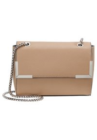 Borsa a tracolla in sintetico beige con forma rettangolare, dettagli in metallo argentato, tracolla a catena e finitura testurizzata.