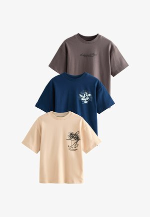 Tre t-shirts: brun, marineblå og beige. Blødt bomuld, løs pasform, hver med forskellige grafiske elementer: tekst og palmer på beige.