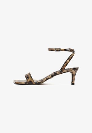 Leren sandalen met een luipaardprint, vierkante neus, dunne enkelriem en een hak van 5 cm. Gemaakt van patenterend leer met een glanzende afwerking.