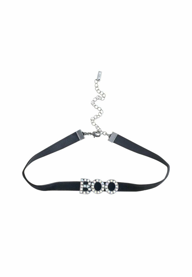 Schwarzes Satin-Choker mit dem Wort "BOO" aus glänzenden Strasssteinen, ausgestattet mit einer Kettenverlängerung für eine verstellbare Passform und silberfarbigen Hardware-Details.