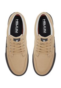 Scarpe in tela beige con lacci, dotate di suole nere e dettagli bianchi. L'interno presenta solette imbottite con il logo del marchio.