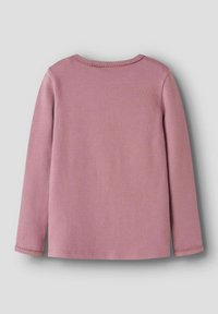 Maglione a maniche lunghe di un rosa polveroso con colletto a giro, mostrato disteso mostrando il retro su uno sfondo grigio chiaro.