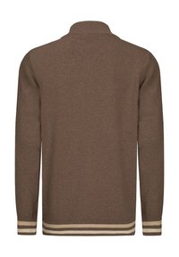 Brązowy sweter dzianinowy o teksturowanym wzorze, z wysokim kołnierzem i paskowanymi mankietami w kolorze kremowym i jasnobrązowym.