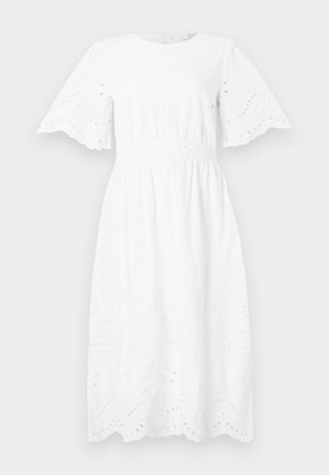Hvit bomullsdrakt med korte, utsvingte ermer, rund hals og broderte hull som detaljer langs bodicen og kanten.