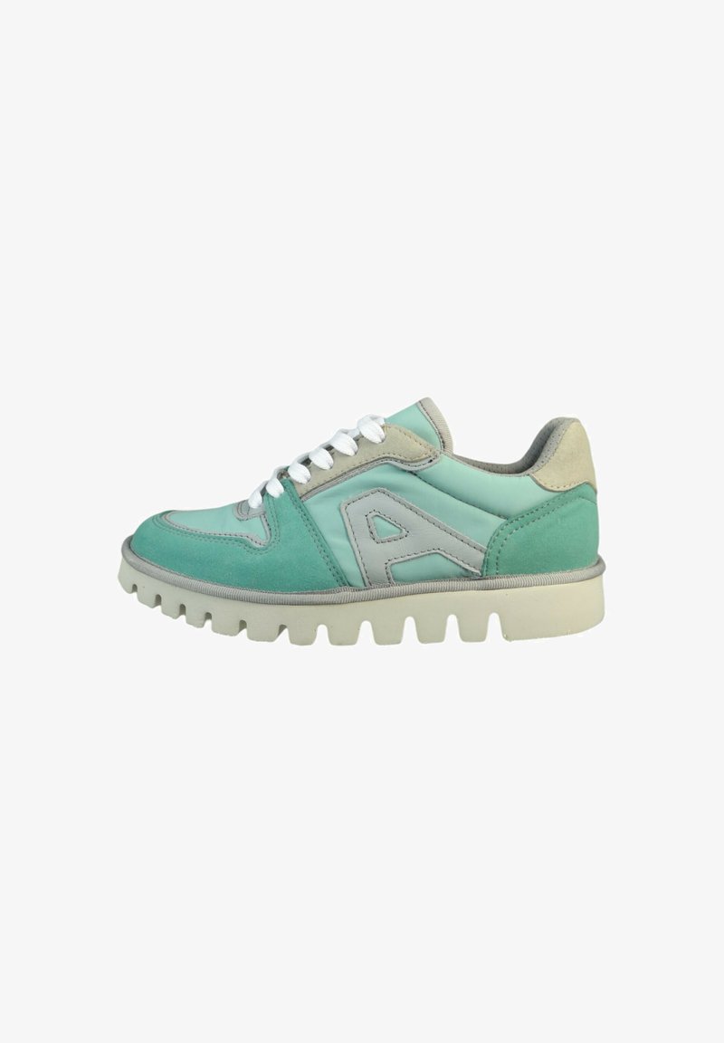 Sneaker z górną częścią z miętowego zamszu i skóry, z szarymi akcentami i białymi sznurowadłami. Gruba, teksturowana podeszwa zapewniająca dodatkową przyczepność.