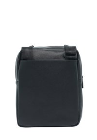 Zaino in pelle nera con una texture liscia, forma rettangolare, tracolla regolabile e chiusura superiore con zip. Nessun logo o accento visibile.
