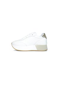 Sneaker bianco con tomaia in pelle liscia, punta tonda, chiusura con lacci e un accentuazione in metallo dorato sul tallone. Presenta una suola in gomma spessa e testurizzata.