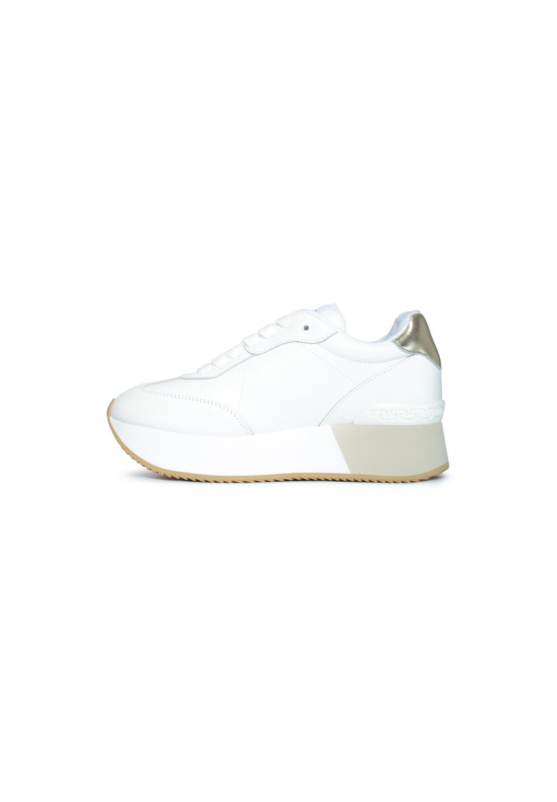 Sneaker bianco con tomaia in pelle liscia, punta tonda, chiusura con lacci e un accentuazione in metallo dorato sul tallone. Presenta una suola in gomma spessa e testurizzata.