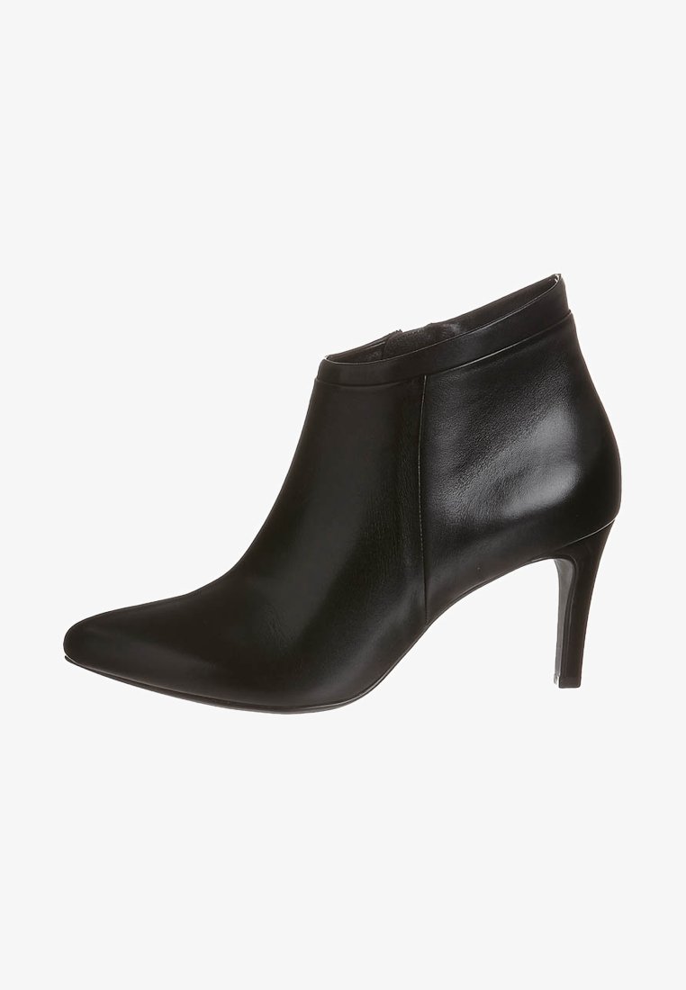 Bota de tobillo de cuero negro con puntera puntiaguda, diseño elegante y tacón de aguja de 6.5 cm, con una textura suave y acentos mínimos.