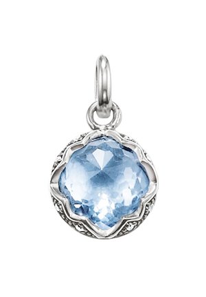 Colgante redondo de plata con una piedra preciosa facetada de color azul claro engastada en un bisel decorado, unido a un pequeño aro para un collar.