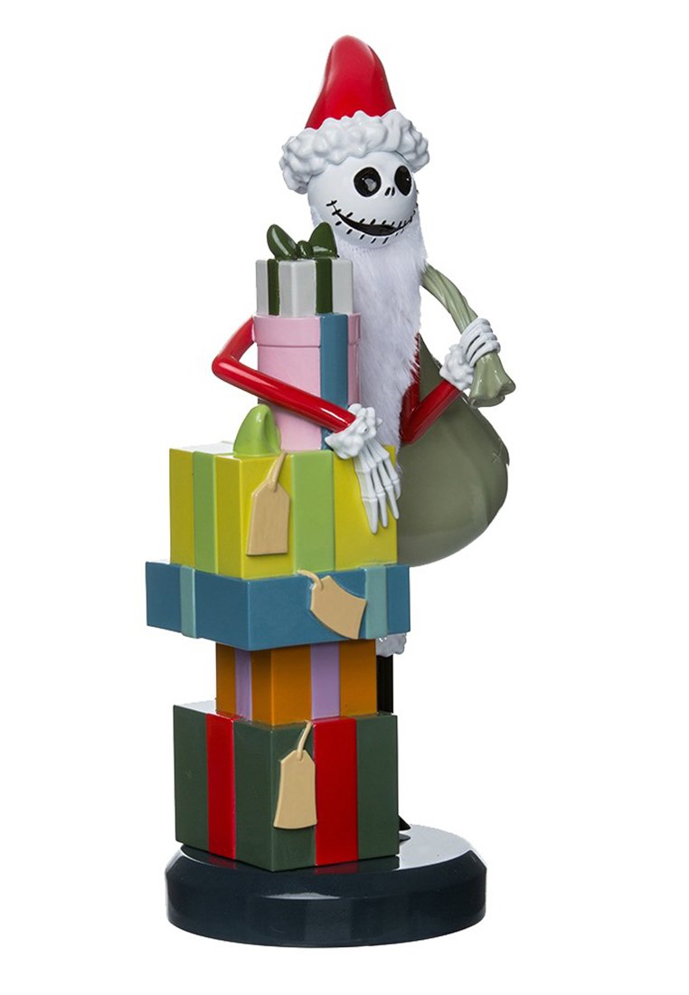 Multikleurige figuurtje van een skelettische figuur in een kerstmanmuts, die een zak vasthoudt en omringd is door gestapelde cadeauboxen van verschillende groottes en kleuren.