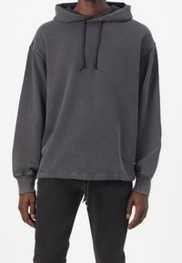 Felpa con cappuccio grigio scuro realizzata in tessuto morbido, dotata di cappuccio con cordini, maniche lunghe e una vestibilità comoda con orlo a coste.