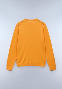 Pullover arancione, realizzato in morbido tessuto a maglia. Presenta polsini e orlo a costine, con sottili accenti di colore nelle cuciture delle spalle.