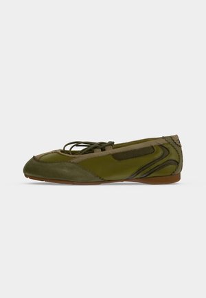 Ballerina verde oliva con pannelli in suede e pelle, cuciture decorative e dettaglio con lacci su suola marrone.